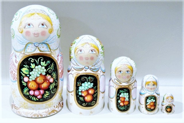イリーナ・ナヂーナ作　民族衣装マトリョーシカ＜フルーツ＞　５ピース/　15.5cm