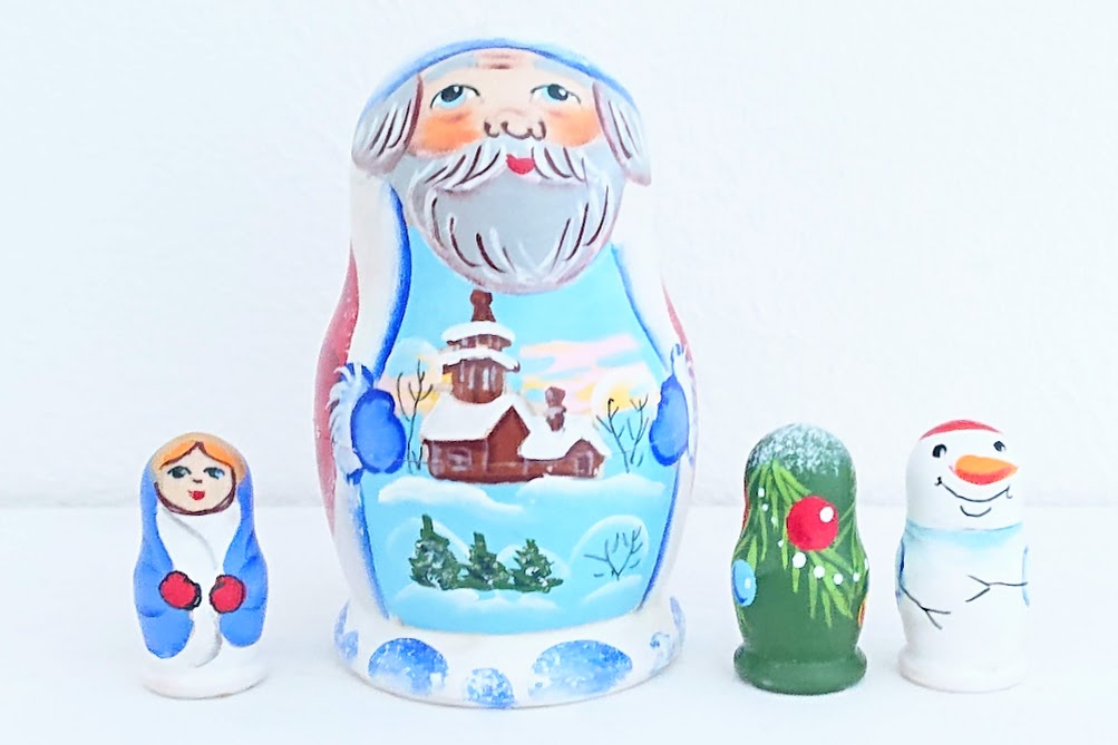 ニキーチン工房作　クリスマスマトリョーシカ　＜ロシアのサンタ·ジェド=マロース＞3+1ピース・2種類　/7.8cm