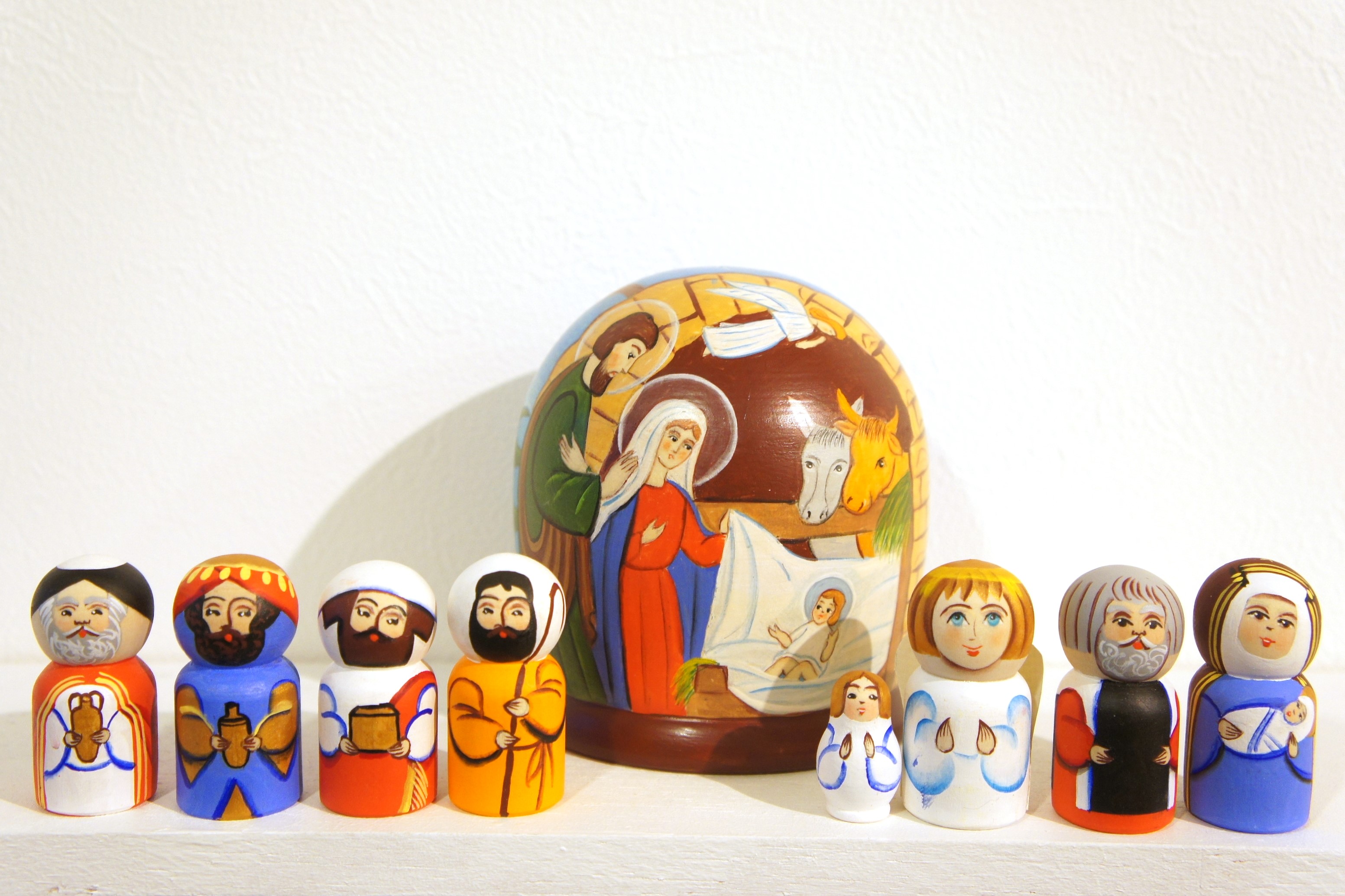 ニキーチン工房作　「キリスト（フリストス）降誕」　ドーム型マトリョーシカ(S)　人形8体+箱１ピース/10.5cm　