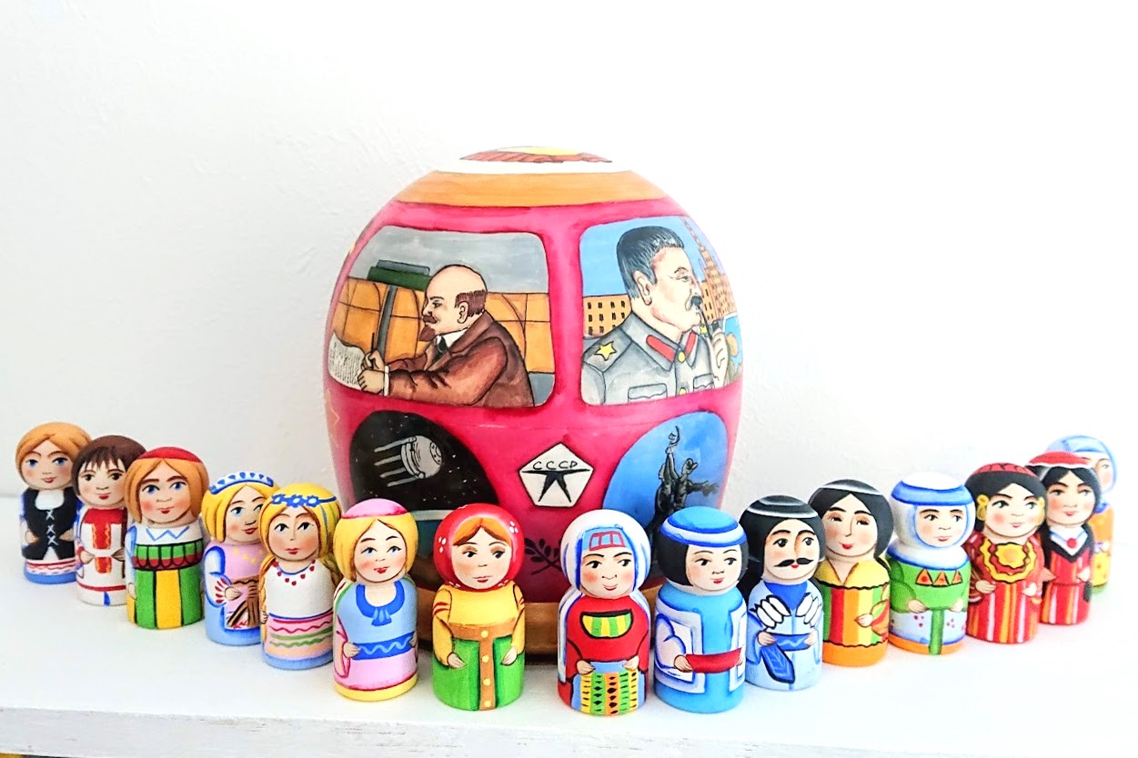 ニキーチン工房作　「ソビエト連邦　СССР」　ドーム型マトリョーシカ　人形15体+箱１ピース /15cm