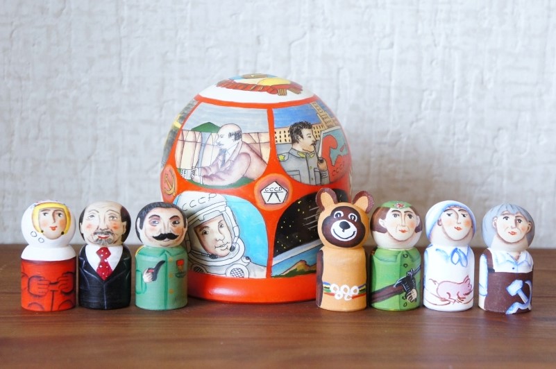 ニキーチン工房作　「ソビエト連邦　СССР」　ドーム型マトリョーシカ（S）　人形７+箱１ピース /10.5cm