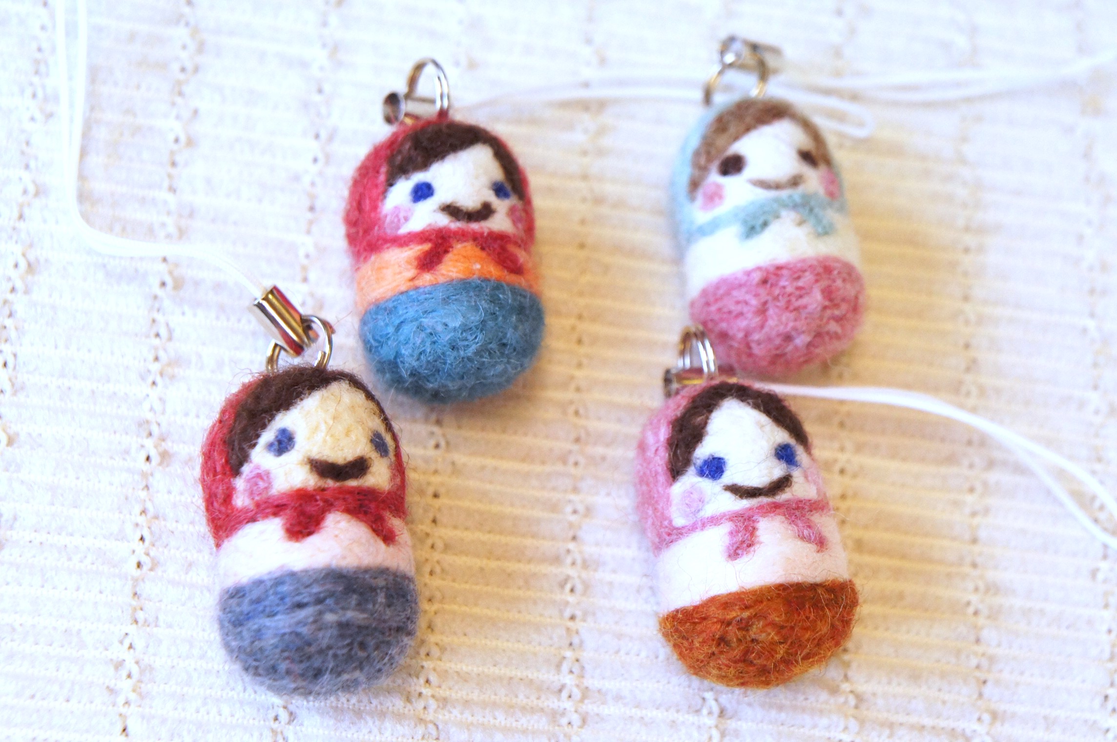豊田ルミ子作　カラフル！羊毛フエルトマトリョーシカ・ストラップ　【クリックポスト送付可】