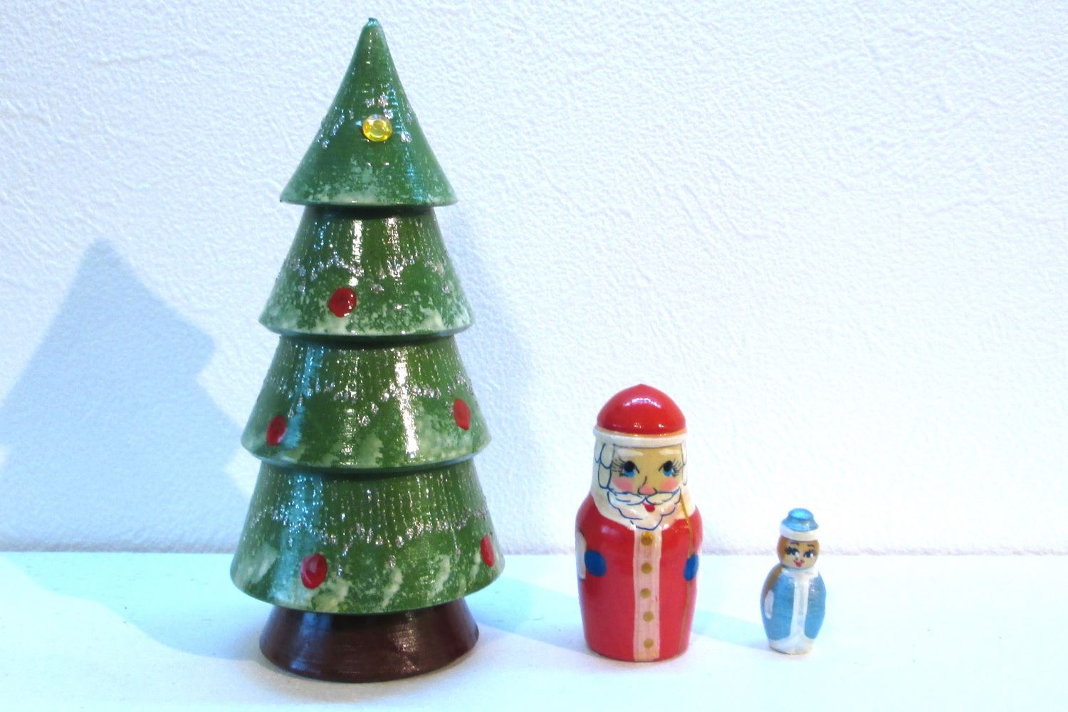 ロシアンクリスマス　ヨールカマトリョーシカ（F）3ピース・4段　ジェド=マロース（サンタ）とスニェグーラチカ /13.4cm