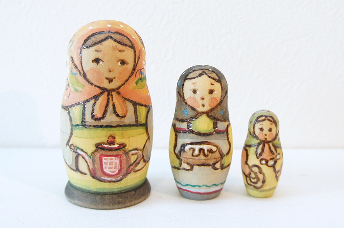 リャボヴァ作　ウッドバーニング・マトリョーシカ 3ピース　＜ティータイム＞　/　8cm