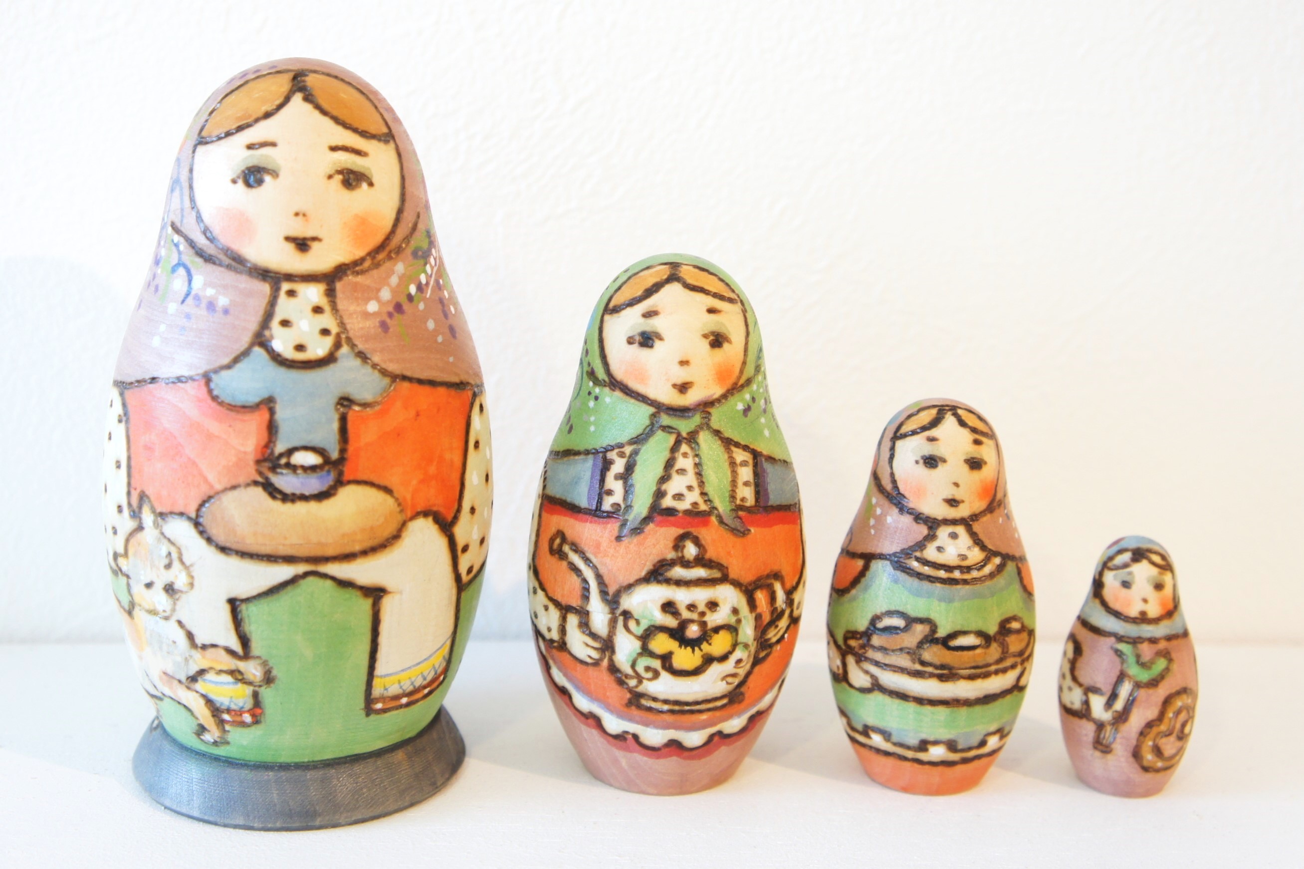 リャボヴァ作　ウッドバーニング・ひょうたん型マトリョーシカ 4ピース　＜焼き立てパンでティータイム＞　/13cm