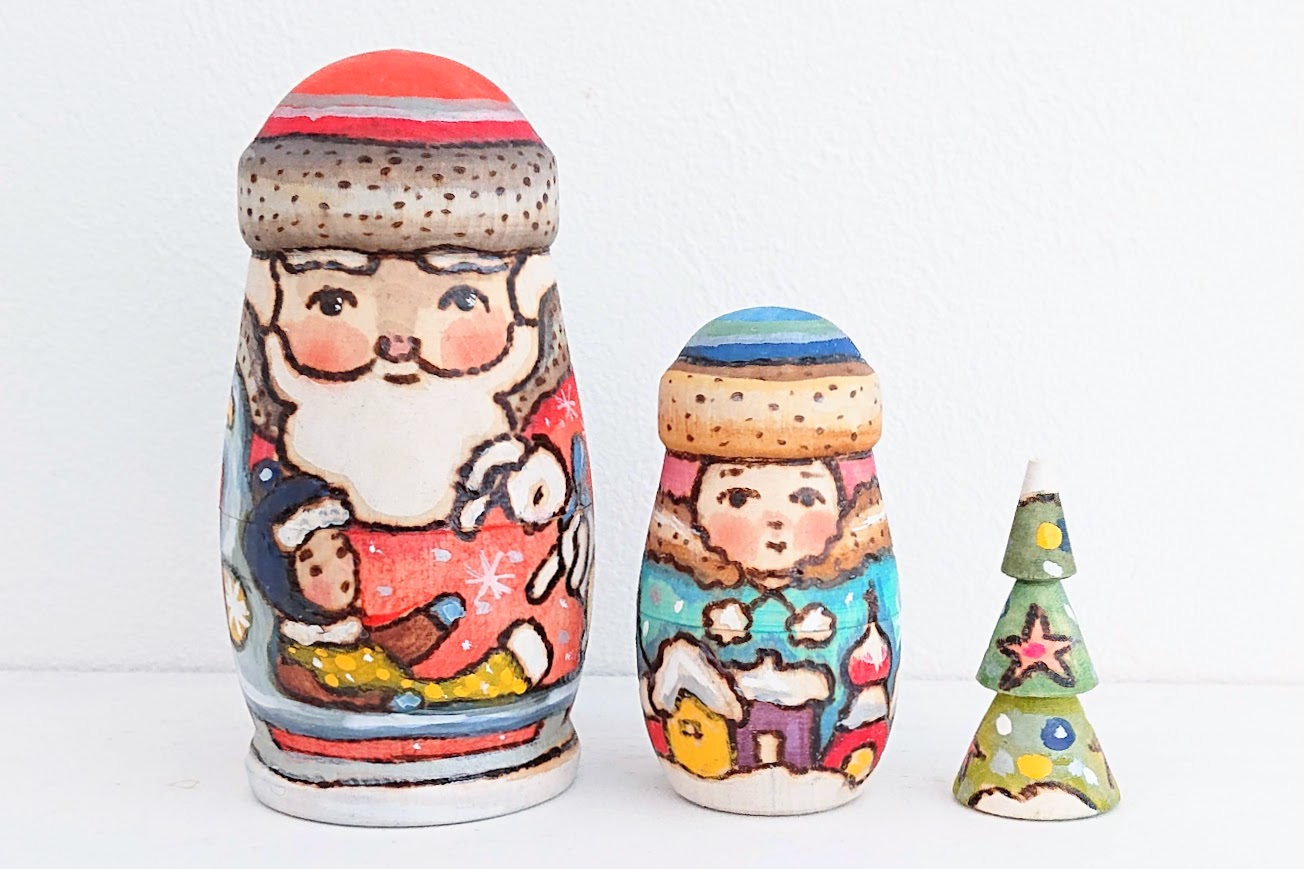 リャボヴァ作　ウッドバーニング・クリスマスマトリョーシカ 3ピース　＜ジェド=マロース・スニェグーラチカ・ツリー＞　/10.8cm