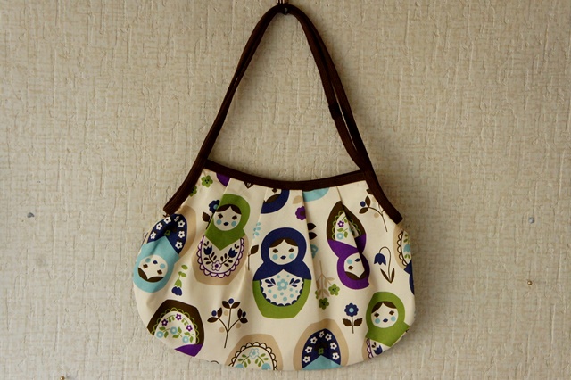 SAYURI作　マトリョーシカ柄　ネスティング（入れ子）グラニーバッグ（Ｌ）・ホワイト/ブルー