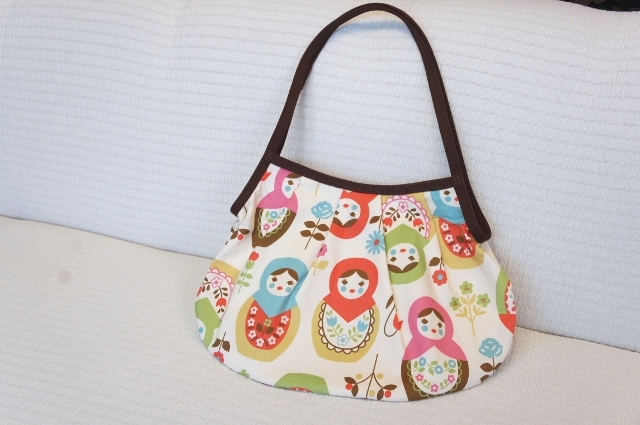 SAYURI作　マトリョーシカ柄　ネスティング（入れ子）グラニーバッグ（Ｌ）・ホワイト/ポップ