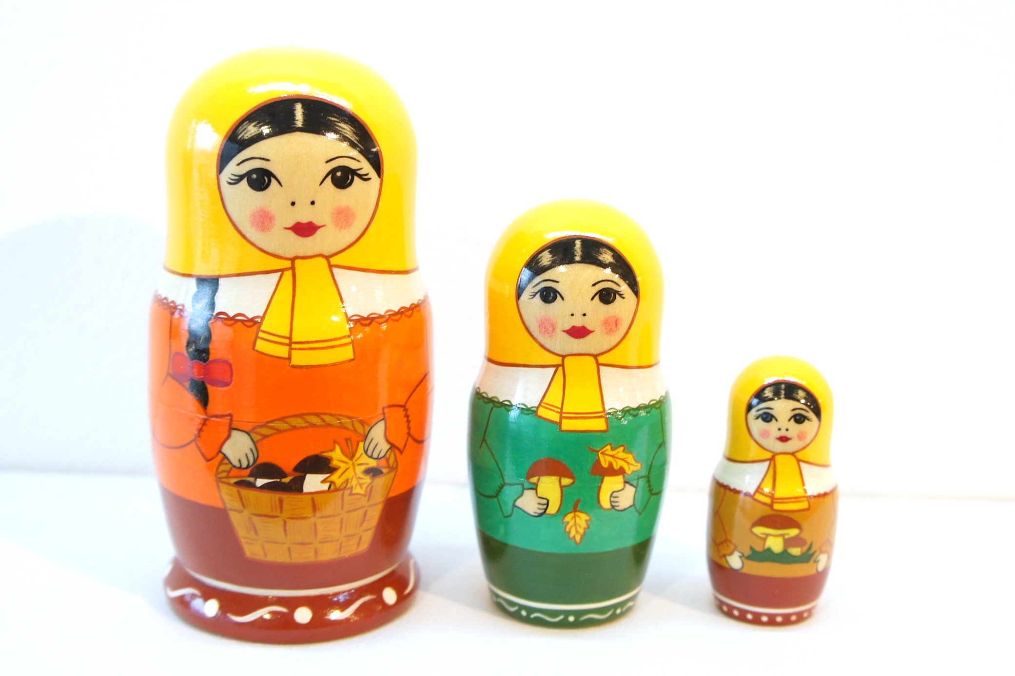 シラーエヴァ作　カラフル・マトリョーシカ＜黄色ずきん/キノコ狩り＞　3ピース /10.7cm