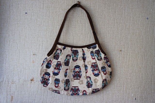 SAYURI作　エキゾチック・マトリョーシカ柄　ネスティング（入れ子）グラニーバッグ（Ｌ）・ホワイト/ブルー　