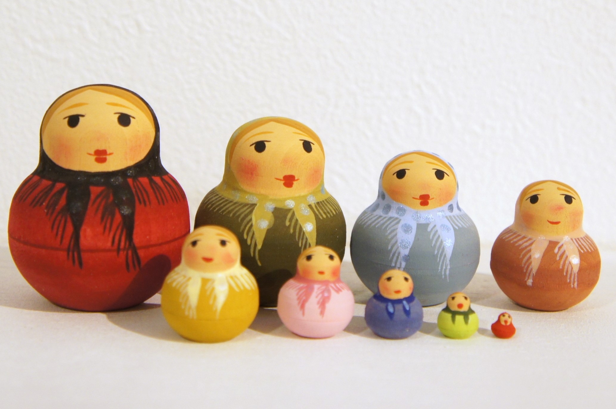 オリガ・ラバーナヴァ作　カラフル！ダルマ型ミニマトリョーシカ　9ピース　かわいいサイズ！/4.7cm