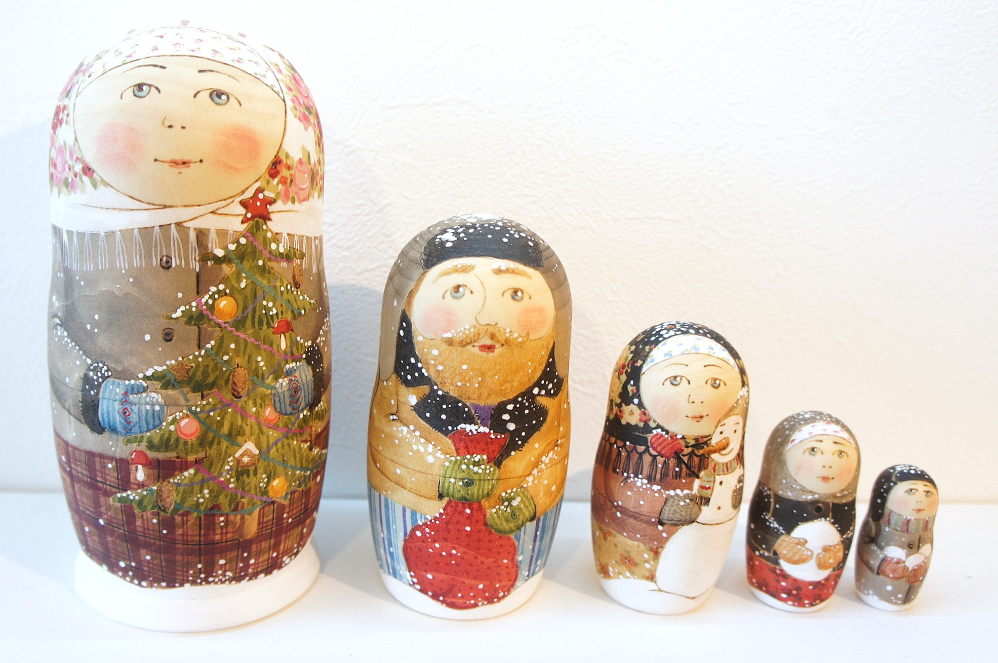 オリガ・ラバーナヴァ作　ウッドバーニング・マトリョーシカ　5ピース・Lサイズ＜クリスマスツリー＞ /17.8cm