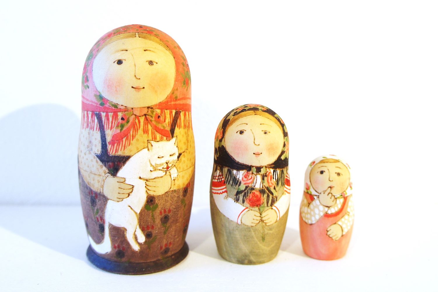 オリガ・ラバーナヴァ作　ウッドバーニング・マトリョーシカ　3ピース＜白ネコとバラ＞　/10cm