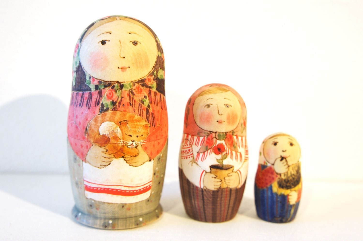 オリガ・ラバーナヴァ作　ウッドバーニング・マトリョーシカ　3ピース＜眠りネコと赤い花＞　/10cm