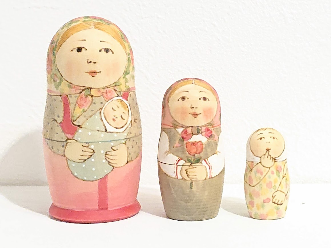オリガ・ラバーナヴァ作　ウッドバーニング・マトリョーシカ　3ピース　＜赤ちゃんの誕生＞　/8cm