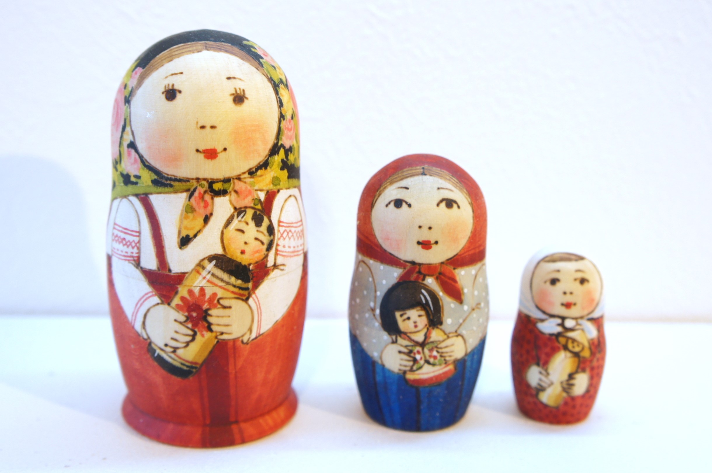 オリガ・ラバーナヴァ作　ウッドバーニング・マトリョーシカ　3ピース　＜こけし/黒ずきん＞　/9.7cm