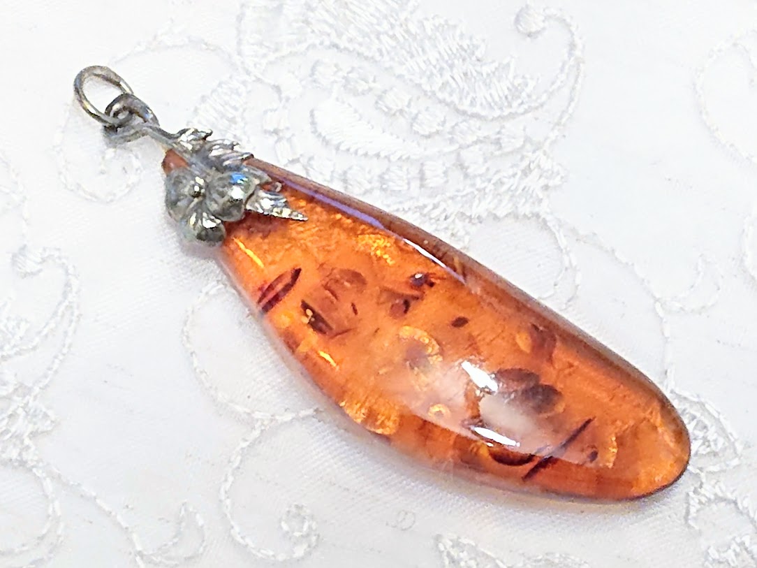琥珀（コハク）洋銀金具ペンダントトップ　/　2×6.3cm【クリックポスト送付可】