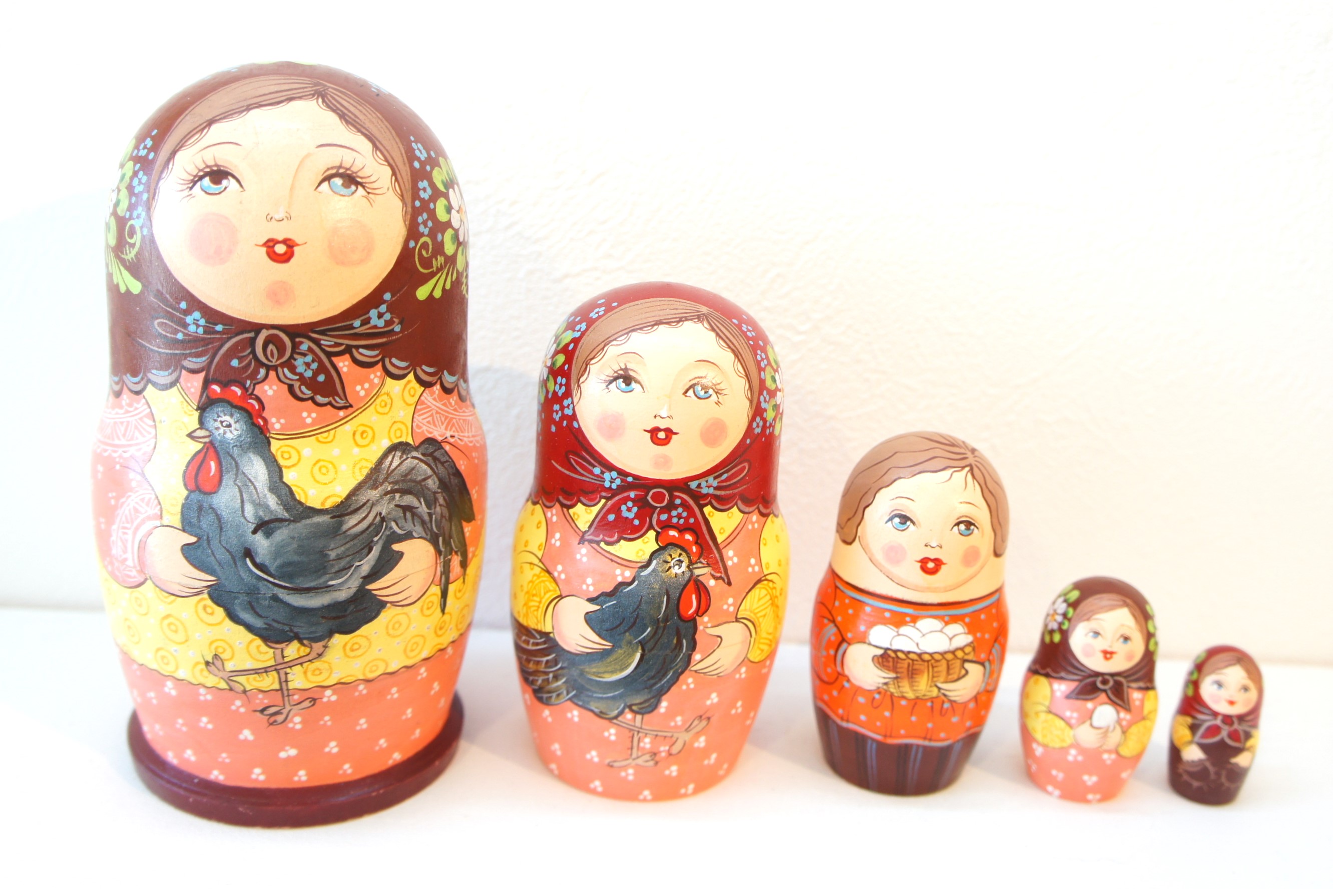 ジャンナ・ザマーノヴァ作　民族衣装マトリョーシカ＜黒いニワトリ＞　5ピース　/14.5cm