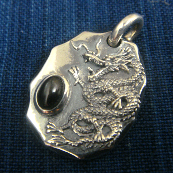 KIRIN CRAFT 龍ペンダントトップ 【天然石ダイオプサイト付き】