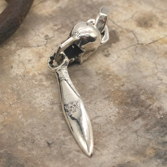 tool925 スカル×ナイフ　シルバーペンダント トップ