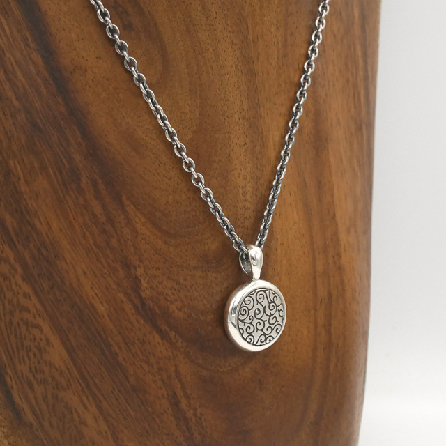 唐草文様シルバーペンダント　リバーシブル