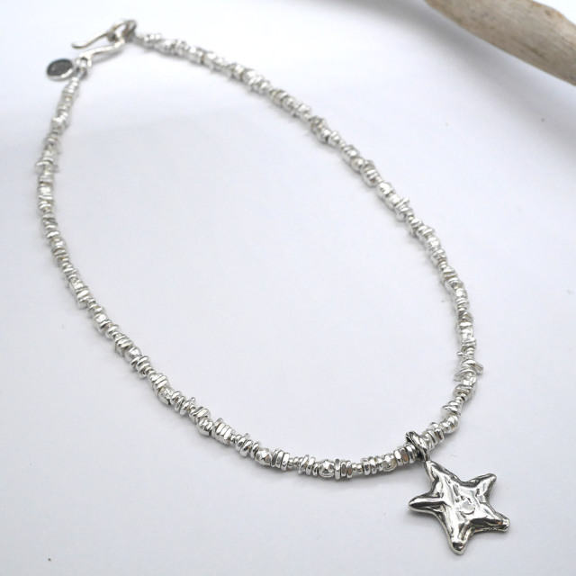 星とシルバービーズのネックレス