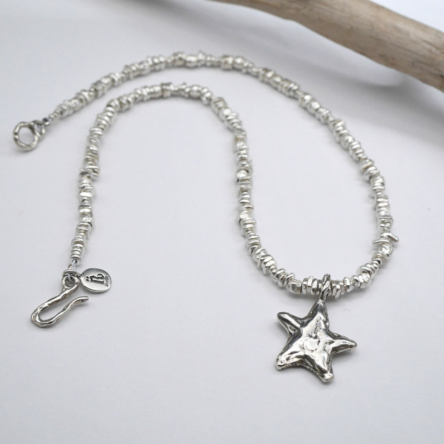 星とシルバービーズのネックレス