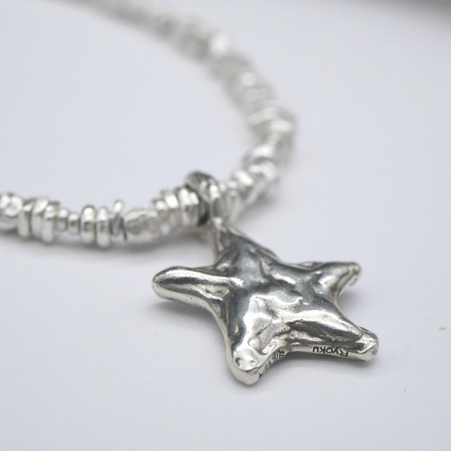 星とシルバービーズのネックレス