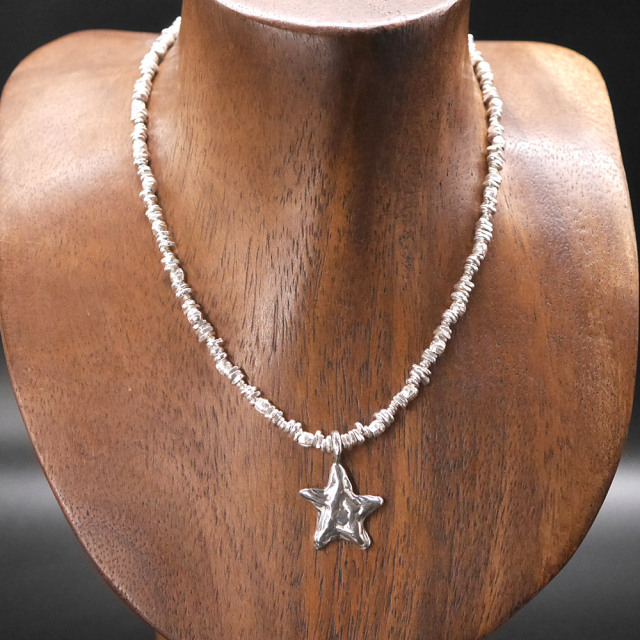 星とシルバービーズのネックレス