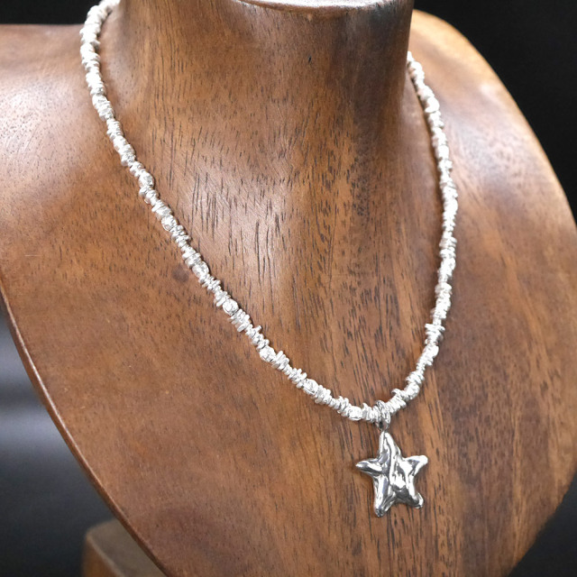 星とシルバービーズのネックレス