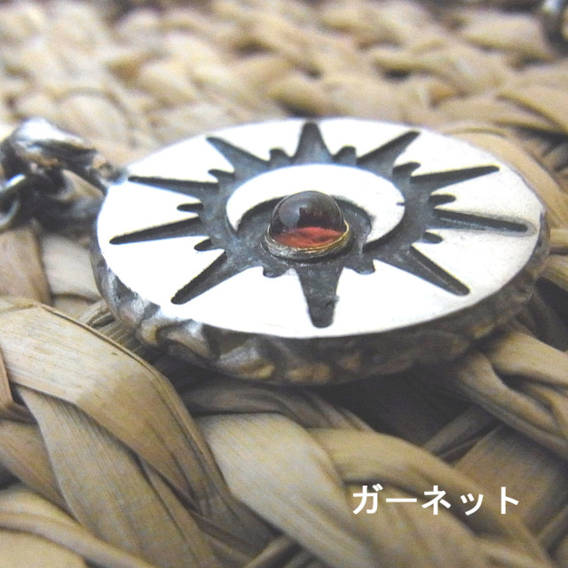 太陽と月と天然石のペンダントトップ
