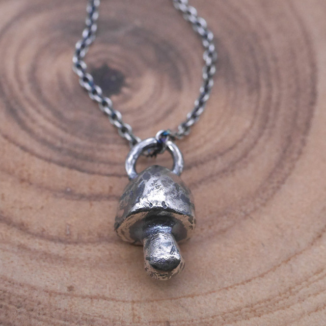 兎ときのこ柄　チェーントップ RYOKU 毒きのこペンダント (燻し仕上げ) 【シルバーチェーン付き】