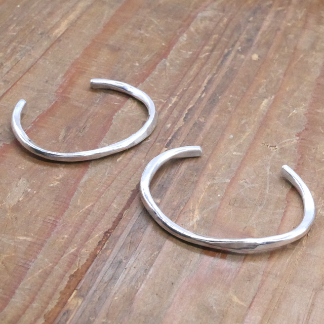 ハンドメイド　シルバーバングル