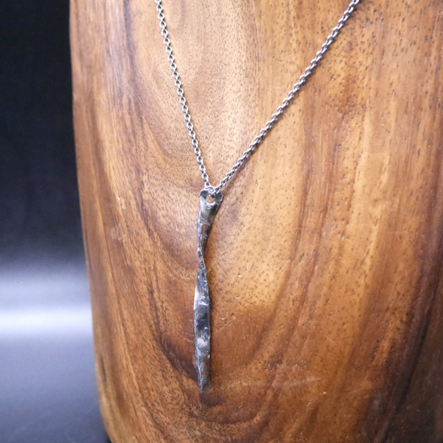 RYOKU ハンドメイド ねじりシルバーペンダント　傷テクスチャー【チェーン付き】