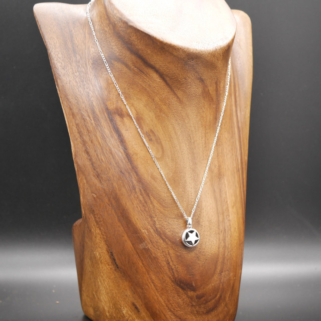 星モチーフ　シルバーペンダント