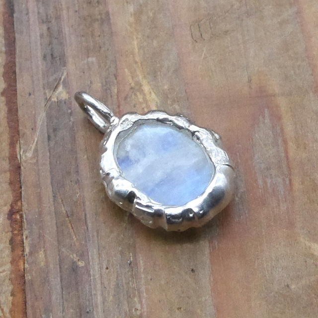 天然石ペンダントトップ　シルバー　レインボームーンストーン