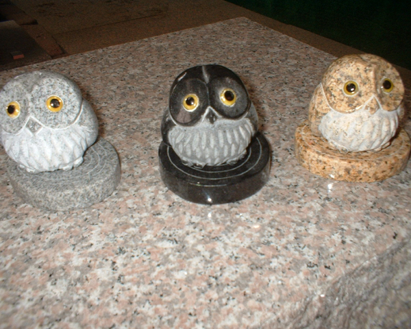 梟（ふくろう）の置物（小）、台座付