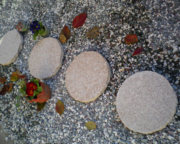 小叩き仕上げ飛び石・ステップストーン（ベージュ）