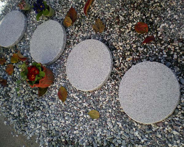 小叩き仕上げ飛び石 ステップストーン ホワイト 車止め専門店りょう石