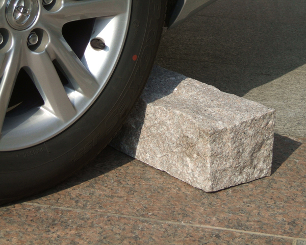 大サイズ（幅57cm）接着剤不要の「車止め」切り出し四角デザイン　車輪止め　カーブロック　パーキングブロック
