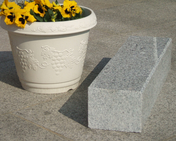 接着剤不要の「車止め」 ぴかぴか四角デザイン（幅53ｃｍタイプ）カーストッパー 車輪止め　カーポート