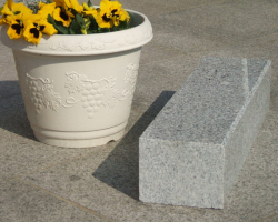 接着剤不要の「車止め」 ぴかぴか四角デザイン（幅53ｃｍタイプ）カーストッパー 車輪止め　カーポート