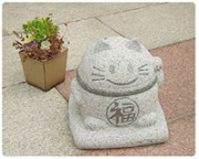 御影石！ずんぐり招きねこのカサ立て