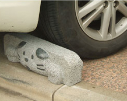 車止め★招き猫もビックリ！招き"犬"の車止め！ カーポートに！）