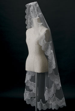 ひ*す様 ウエディングベール　マリアベール　フランスレースベール スペインで購入した総レースのマリアベール。 プレーンでシック