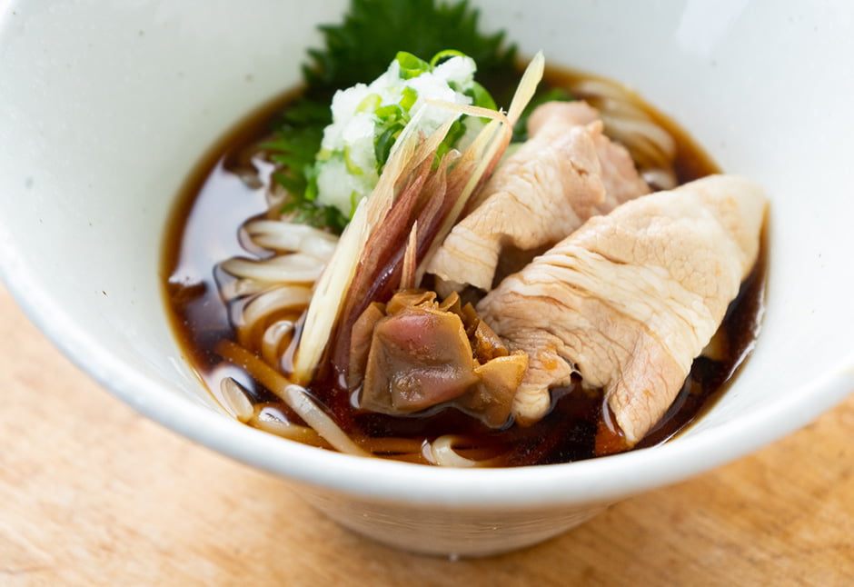 梅と豚しゃぶの冷やしうどん さんま節の合わせだしで