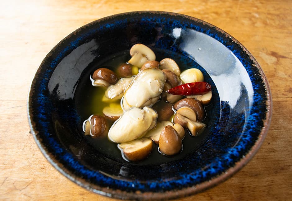 マッシュルームと牡蠣のアヒージョ