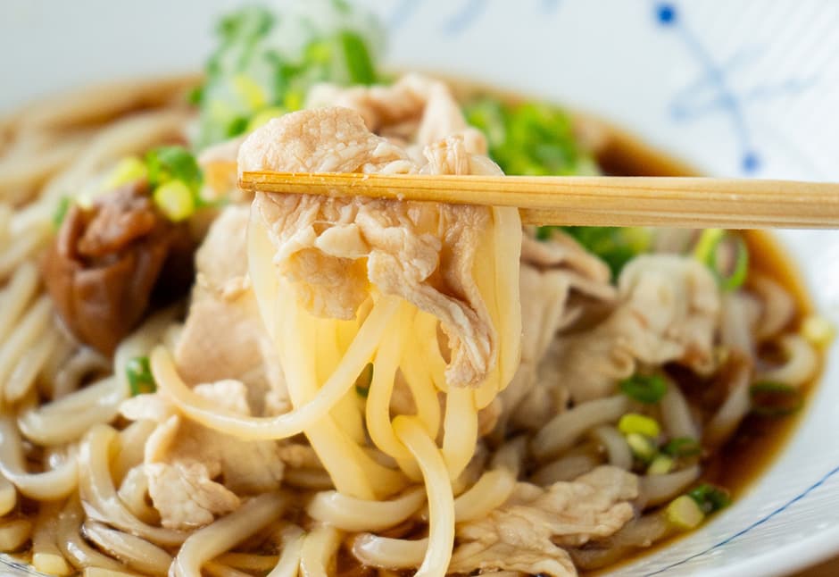 梅と豚しゃぶの冷やしうどん さんま節の合わせだしで