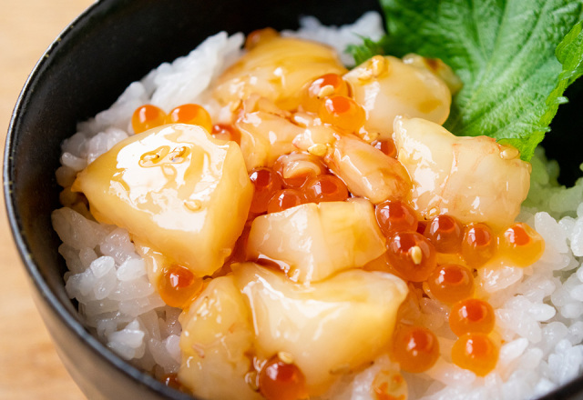 小さいパックで人気の甘海老・帆立・いくら丼（３食パック）