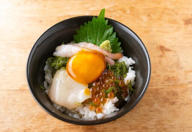 黒い丼 金色の文字入り 三色丼（炙り帆立と銀さけといくら）｜気仙沼から無添加手作りお